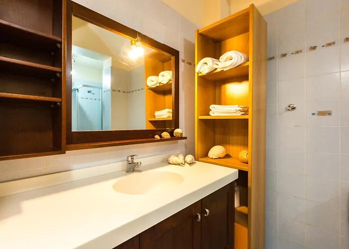 Mouries House, Walking Distance To Beach!