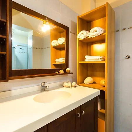 Mouries House, Walking Distance To Beach!